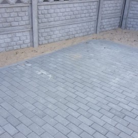 powiększ zdjęcie: Złodzieje ukradli ławki z placu zabaw przy ul. Smolarskiej