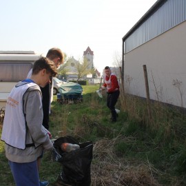 powiększ zdjęcie: Ekopozytywni sprzątali osiedle Piekary. Mocno się napracowali, bo śmieci było mnóstwo