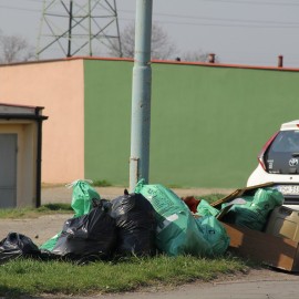 powiększ zdjęcie: Ekopozytywni sprzątali osiedle Piekary. Mocno się napracowali, bo śmieci było mnóstwo