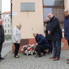 Kwiaty i znicze upamiętniły Jerzego Szmajdzińskiego i Ryszarda Kaczorowskiego