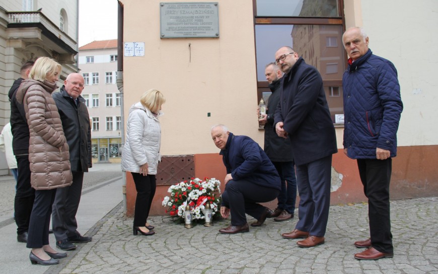 Kwiaty i znicze upamiętniły Jerzego Szmajdzińskiego i Ryszarda Kaczorowskiego