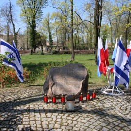 powiększ zdjęcie: Uczciliśmy pamięć bohaterskich powstańców z getta warszawskiego