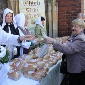 powiększ zdjęcie: Jałmużniczy chleb, śledź i grosz. Nasza legnicka tradycja, jedyna w kraju