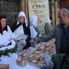 powiększ zdjęcie: Jałmużniczy chleb, śledź i grosz. Nasza legnicka tradycja, jedyna w kraju