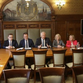 powiększ zdjęcie: Miasto zawarło umowę z Europejskim Bankiem Inwestycyjnym