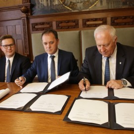 powiększ zdjęcie: Miasto zawarło umowę z Europejskim Bankiem Inwestycyjnym