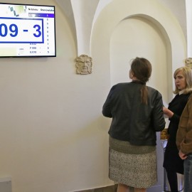 powiększ zdjęcie: Legniczanie bardzo sobie chwalą pracę Biura Obsługi Klienta w Urzędzie Miasta