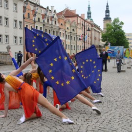 powiększ zdjęcie: Pierwszy dzień majówki z Unią Europejską, na sportowo i ludowo
