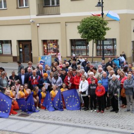 powiększ zdjęcie: Pierwszy dzień majówki z Unią Europejską, na sportowo i ludowo