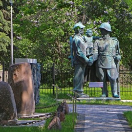 Relikty legnickich pomników PRL-u trafiły do lapidarium
