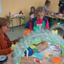 powiększ zdjęcie: dzieci budują mosty przyjaźni w zespole szkół integracyjnych