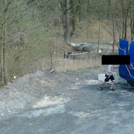Nie wyrzucaj śmieci byle gdzie. Fotopułapki to widzą
