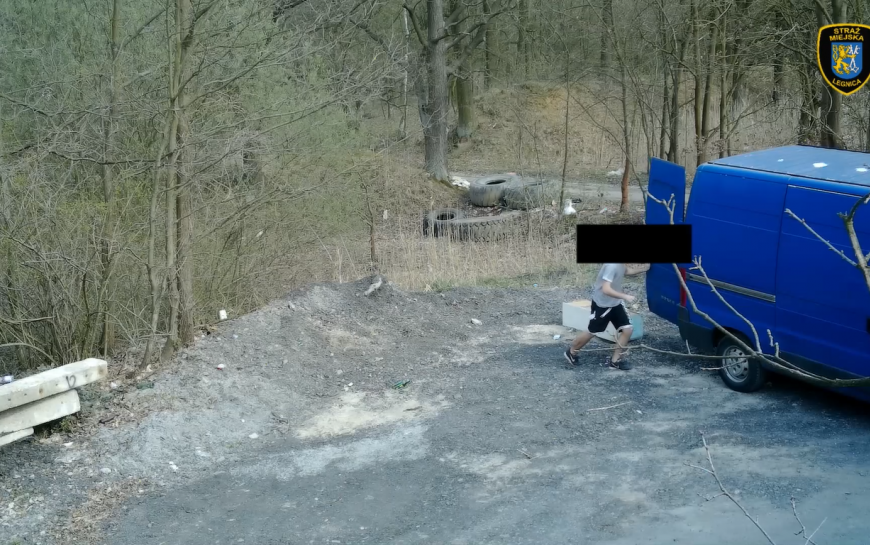 Nie wyrzucaj śmieci byle gdzie. Fotopułapki to widzą