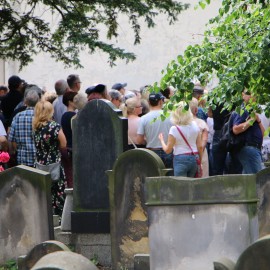 powiększ zdjęcie: Piękna lekcja historii na cmentarzu żydowskim. Zapraszamy na kolejne