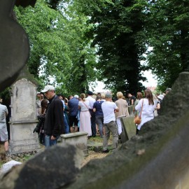 powiększ zdjęcie: Piękna lekcja historii na cmentarzu żydowskim. Zapraszamy na kolejne