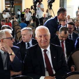 powiększ zdjęcie: Premier Mateusz Morawiecki uruchomił w legnickiej hucie supernowoczesny piec