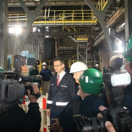 powiększ zdjęcie: Premier Mateusz Morawiecki uruchomił w legnickiej hucie supernowoczesny piec