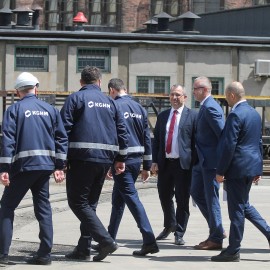 powiększ zdjęcie: Premier Mateusz Morawiecki uruchomił w legnickiej hucie supernowoczesny piec