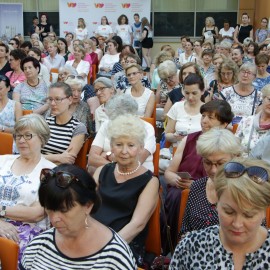 powiększ zdjęcie: Szymon Hołownia zachwycił legniczanki