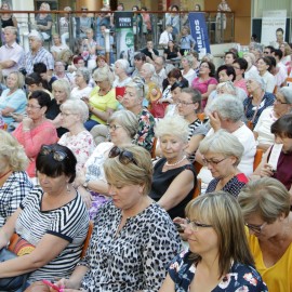 powiększ zdjęcie: Szymon Hołownia zachwycił legniczanki