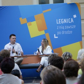 powiększ zdjęcie: Szymon Hołownia zachwycił legniczanki