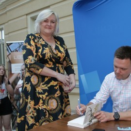 powiększ zdjęcie: Szymon Hołownia zachwycił legniczanki