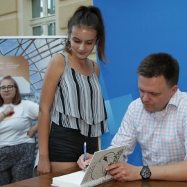 powiększ zdjęcie: Szymon Hołownia zachwycił legniczanki