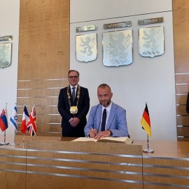 powiększ zdjęcie: Nasze miasto partnerskie Wuppertal ma już 90 lat. Jubileusz przy długim stole