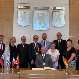 powiększ zdjęcie: Nasze miasto partnerskie Wuppertal ma już 90 lat. Jubileusz przy długim stole