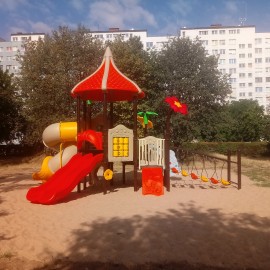 powiększ zdjęcie: Dzieciaki z Miejskiego Przedszkola nr 12 bawią się już na nowym placu zabaw