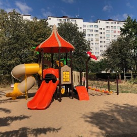 Dzieciaki z Miejskiego Przedszkola nr 12 bawią się już na nowym placu zabaw