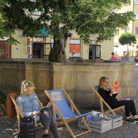 Przyjdź na Rynek i poczytaj książkę z Panną Wodną. Wygodnie na leżaku