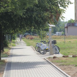 powiększ zdjęcie: Mieszkańcy Piekar mają nowy chodnik przy ul. Iwaszkiewicza
