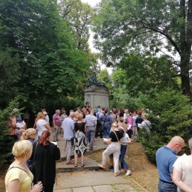 powiększ zdjęcie: Lekcja historii w parku Miejskim dla kilkuset osób. Zapraszamy na kolejne