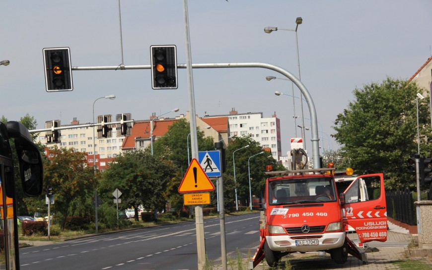 Uszkodzona podczas wichury sygnalizacja na ul. Wrocławskiej już zamontowana