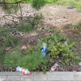 powiększ zdjęcie: Obrazek z miasta. Tak się bawią … no właśnie kto