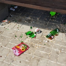 powiększ zdjęcie: Obrazek z miasta. Tak się bawią … no właśnie kto