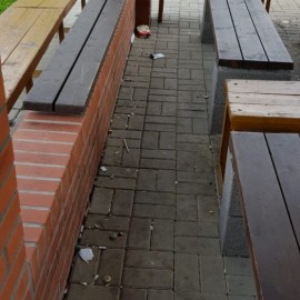 powiększ zdjęcie: Obrazek z miasta. Tak się bawią … no właśnie kto