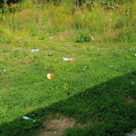 powiększ zdjęcie: Obrazek z miasta. Tak się bawią … no właśnie kto