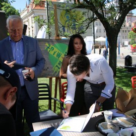 powiększ zdjęcie: Kolejne lokale zrywają z plastikiem