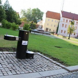 powiększ zdjęcie: Pijmy naszą zdrową wodę. LPWiK zainstalowało kolejne poidełko w mieście