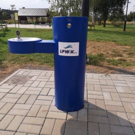 powiększ zdjęcie: Pijmy naszą zdrową wodę. LPWiK zainstalowało kolejne poidełko w mieście