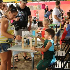 powiększ zdjęcie: Setki dzieci żegnały wakacje na 10. Familiadzie