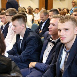 powiększ zdjęcie: Nauczyciele i uczniowie wrócili do szkół