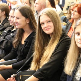 powiększ zdjęcie: Nauczyciele i uczniowie wrócili do szkół