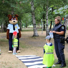 Najmłodszym uczniom pomaga inspektor MIŚ