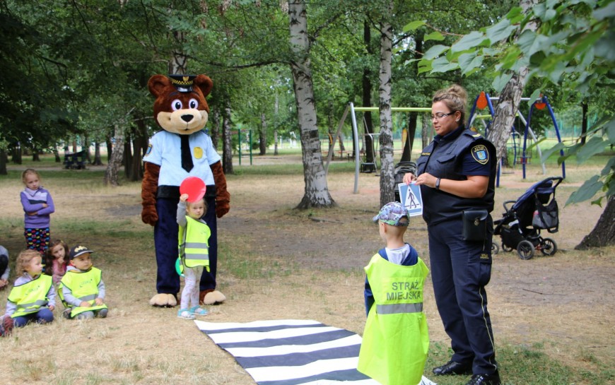 Najmłodszym uczniom pomaga inspektor MIŚ