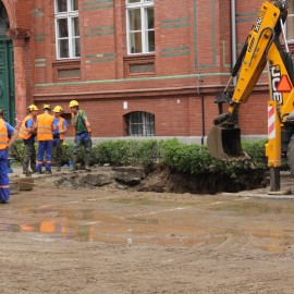 powiększ zdjęcie: Awaria wodociągu na ul. Złotoryjskiej już opanowana