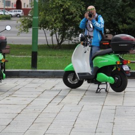 powiększ zdjęcie: W Legnicy mamy już skutery elektryczne