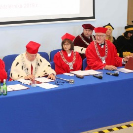 powiększ zdjęcie: Studenci legnickiej PWSZ rozpoczęli nowy rok akademicki